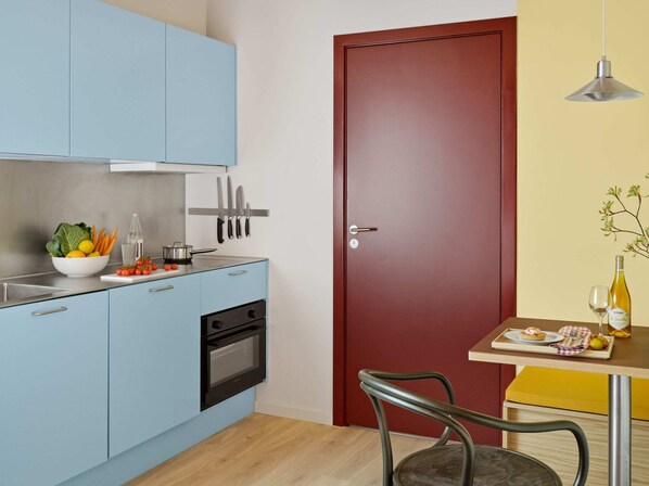 Réfrigérateur, four, plaque de cuisson, cafetière/bouilloire