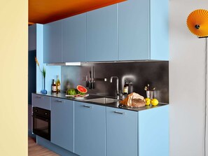 Fridge, oven, stovetop, dishwasher - Chic, colorful studio for 2 in Amager (København)