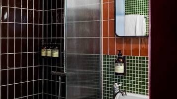 Bruser, miljøvenlige toiletartikler, hårtørrer, håndklæder