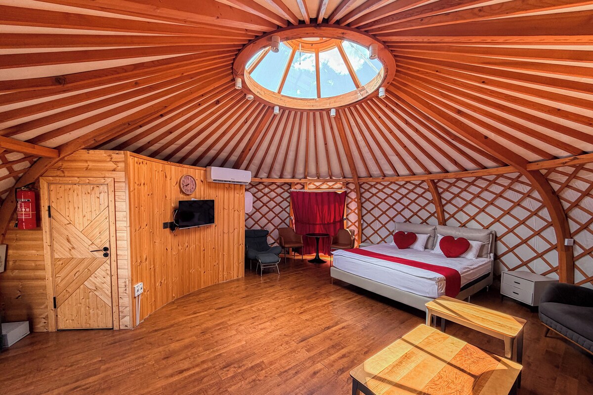 Comfort Suite, Balcony | Desk, WiFi (free), bed sheets