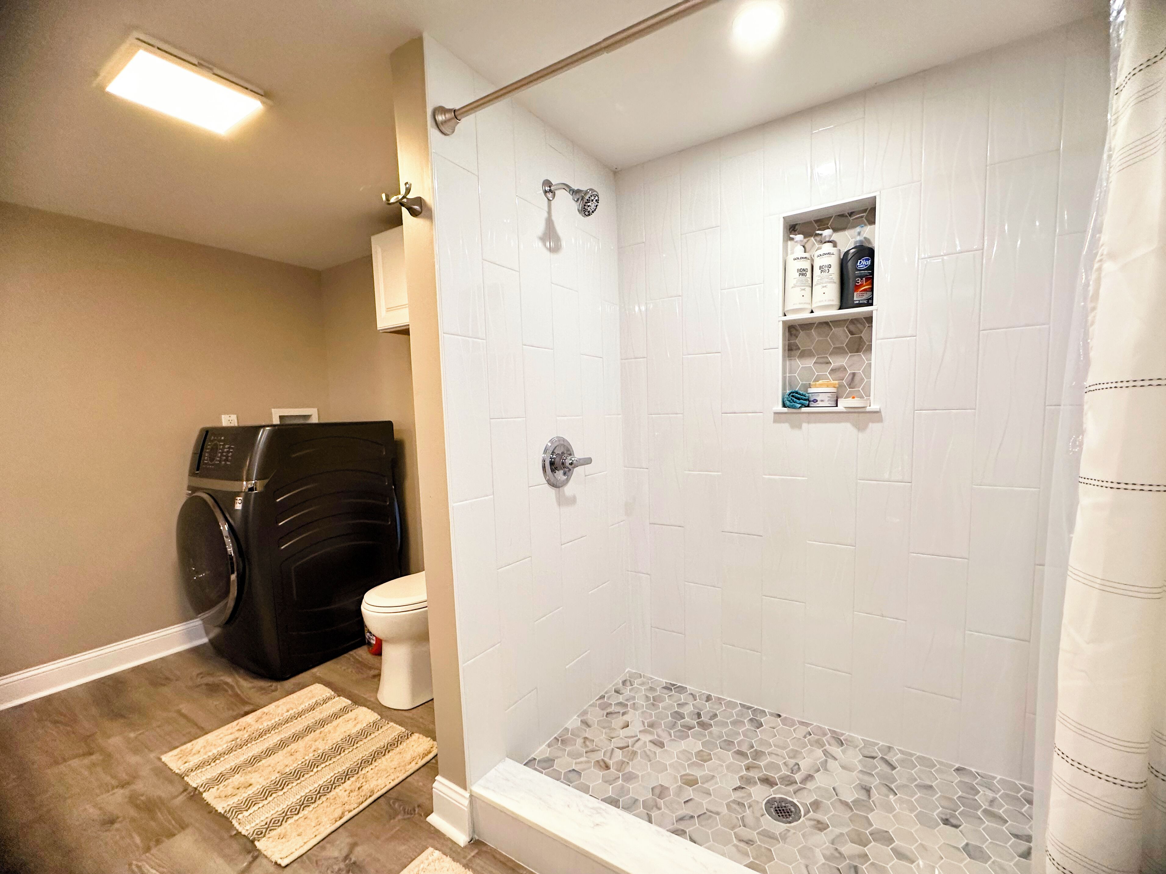 Deluxe Apartment | Bathroom | Shower, hair dryer, towels, toilet paper