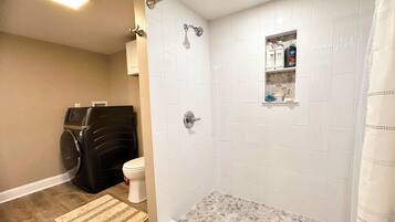 Deluxe-Apartment | Badezimmer | Dusche, Haartrockner, Handtücher, Toilettenpapier