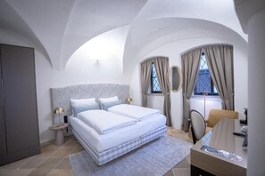 Standard Double Room | In-room safe, soundproofing, free WiFi, bed sheets - Maxim Suites by Elias Holl (Augsburg)