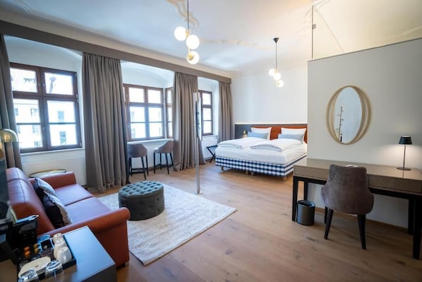 Classic Studio Suite | In-room safe, soundproofing, free WiFi, bed sheets - Maxim Suites by Elias Holl (Augsburg)