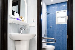 Separate tub and shower, hair dryer, bidet, towels - guanahotel (Riyadh)