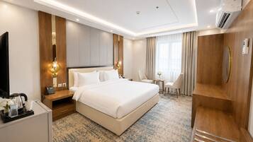 Deluxe Room | Egyptian cotton sheets, premium bedding, pillowtop beds, in-room safe