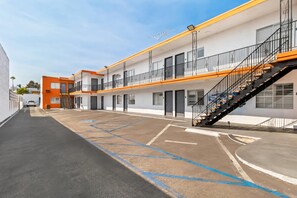 A multi-story building with a parking area, a staircase, and a ramp. - Rodeway Inn & Suites North Hollywood Burbank Airport - Universal Area (North Hollywood)