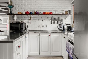 Kylskåp, kaffe- och tebryggare och grytor/köksredskap