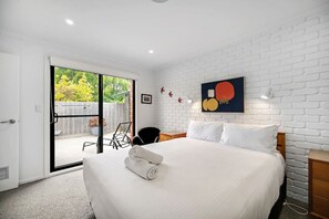 2 bedrooms, iron/ironing board, WiFi