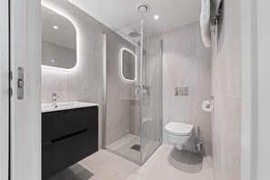 Appartement classique, balcon | Salle de bain