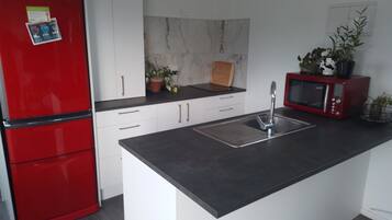 Kjøleskap, mikrobølgeovn, vannkoker og kjøkkenutstyr