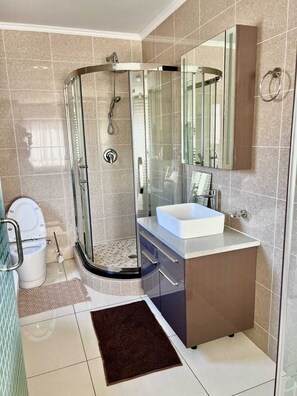 Appartamento, 3 camere da letto, patio, vista giardino | Bagno