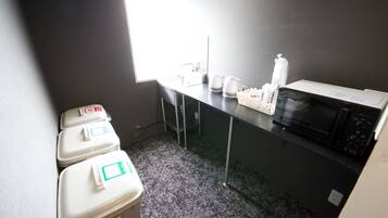 Een mini-koelkast, een magnetron