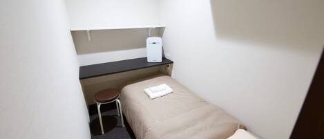 Camera Basic | Una scrivania, postazione laptop, Wi-Fi gratuito, lenzuola