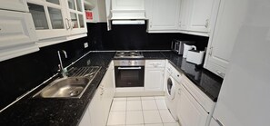 Departamento | Cocina privada | Refrigerador, microondas, horno y parrilla de estufa 