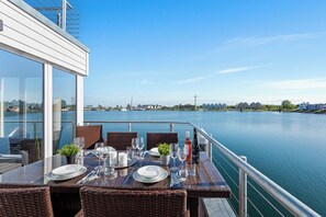 Outdoor dining - Blau im Meer - Schwimmendes Haus, Dachterrasse, Strandkorb, Finn. Sauna (Olpenitz)