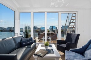 TV - Blau im Meer - Schwimmendes Haus, Dachterrasse, Strandkorb, Finn. Sauna (Olpenitz)