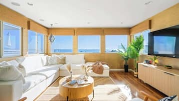 Fernseher, Kamin, Videospiele, Bücher