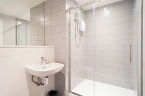 Regadera, secadora de cabello, toallas 