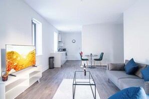 TV, offices - Modern 1 Bed Apartment in Waterloo, Liverpool (Liverpool)
