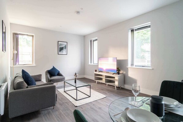TV, offices - Modern 1 Bed Apartment in Waterloo, Liverpool (Liverpool)