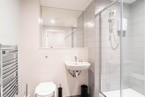 Shower, hair dryer, towels - Modern 1 Bed Apartment in Waterloo, Liverpool (Liverpool)