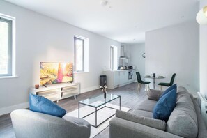 TV, offices - Modern 1 Bed Apartment in Waterloo, Liverpool (Liverpool)