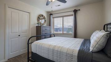 3 bedrooms, iron/ironing board, WiFi, bed sheets