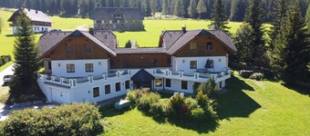 Quiet vacation apartment with mountain views