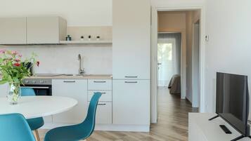 Departamento Confort, balcón, vista a la montaña | Área de sala de estar | Televisión de pantalla plana