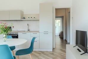 Apartamento Confort, balcón, vistas a la montaña | Zona de estar | Una televisión de pantalla plana