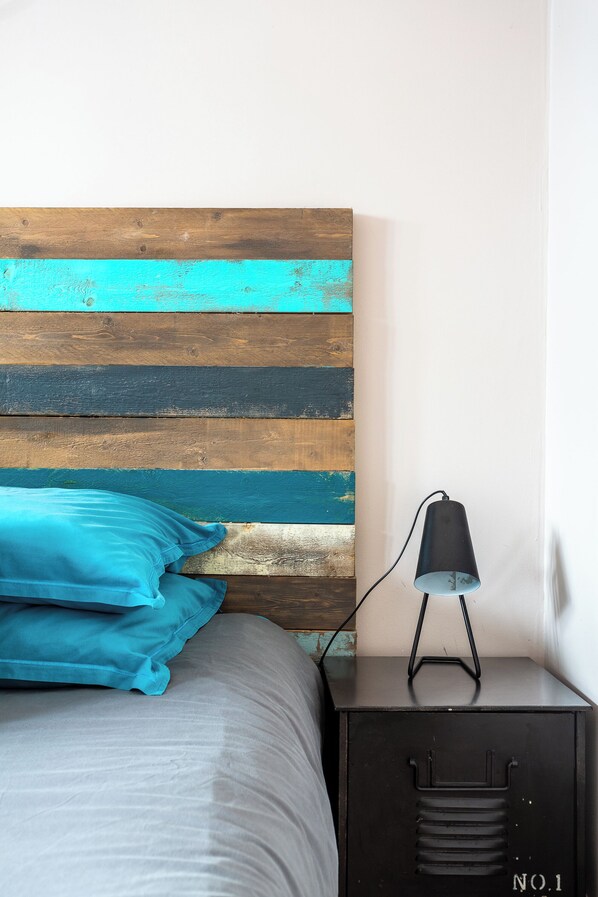 1 habitación, tabla de planchar con plancha y cuna de viaje 