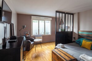 1 habitación, tabla de planchar con plancha y cuna de viaje 