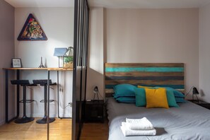 1 habitación, tabla de planchar con plancha y cuna de viaje 