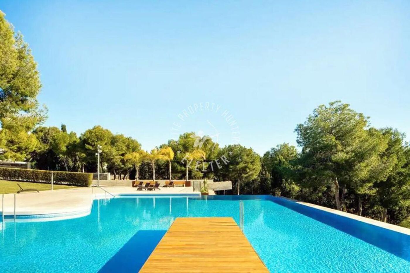 Una piscina al aire libre