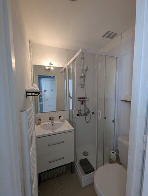 Douche, sĂšche-cheveux, serviettes fournies, savon