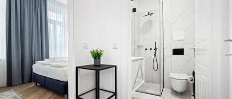 Appartement de base, 1 chambre, cuisinette | Salle de bain | Douche, séchoir à cheveux, serviettes fournies, papier de toilette