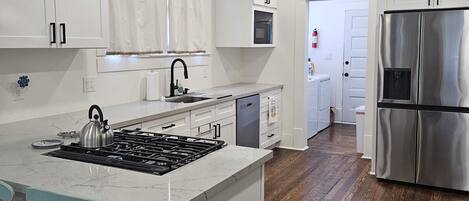 ثلاجة، ميكروويف، فرن، موقد طهي مسطح