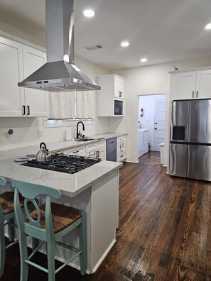 Frigorifero, microonde, forno, piano cottura