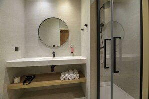 Suite, Balcony, Sea View | Bathroom | Shower, hair dryer, towels, soap - Le Belvedere (Lavatoggio)
