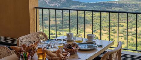 Daily continental breakfast (EUR 12 per person)