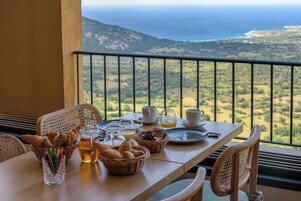 Desayuno continental diario (EUR 12 por persona)