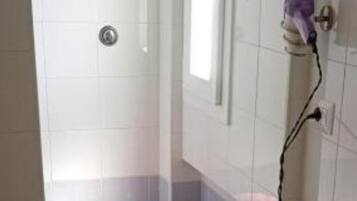 Asciugamani, sapone, carta igienica