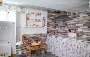 Refrigerador, microondas, cafetera y tetera y utensilios de cocina