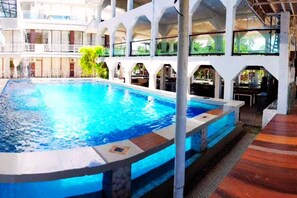 3 piscines extérieures