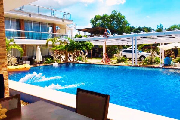 3 つの屋外プール