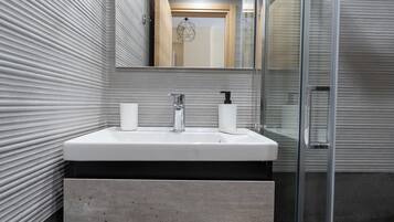 Haartrockner, Handtücher, Seife, Toilettenpapier