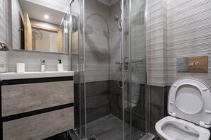 Haartrockner, Handtücher, Seife, Toilettenpapier