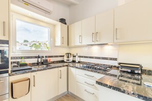 Jääkaappi, mikroaaltouuni, uuni, liesi