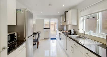 Modern, bright home in Kenley